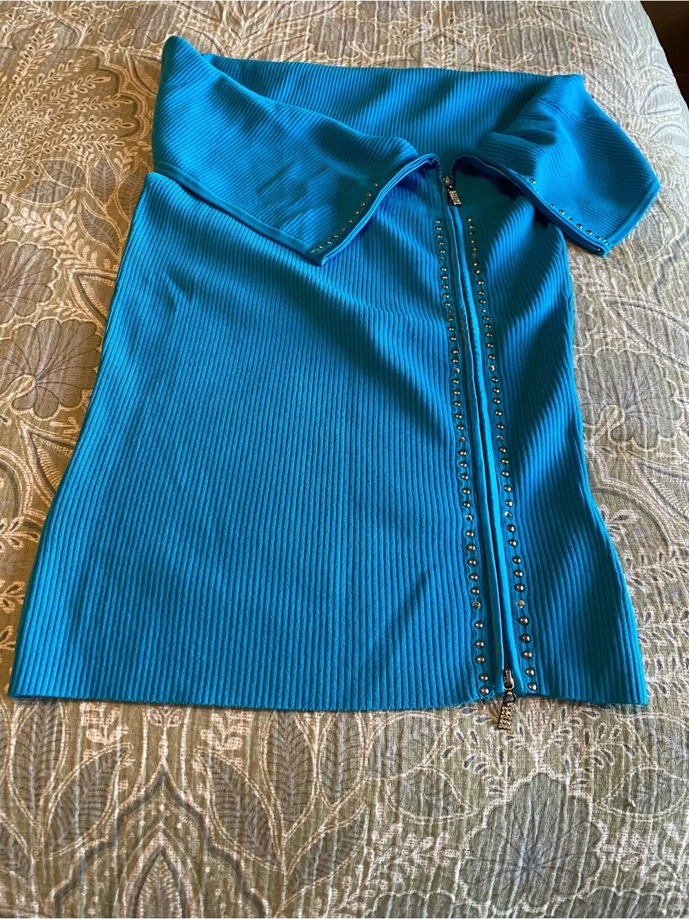 VINTAGE CACHE Bright Blue Ribbed Off-Shoulder Top with Zip and Studs - Picture 14 of 15